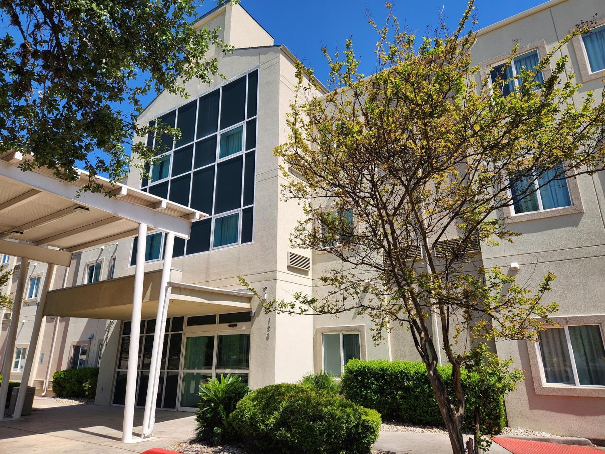 Отель Baymont By Wyndham San Antonio Airport Экстерьер фото